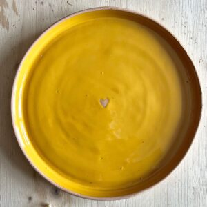 Piattone “cuore” giallo ocra